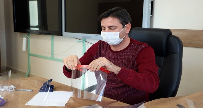 Öğretmenlerden sağlık çalışanlarına yüz siperliği