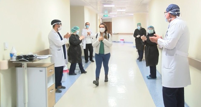 Taburcu olan sağlık çalışanı mahallesinde alkışlarla karşılandı