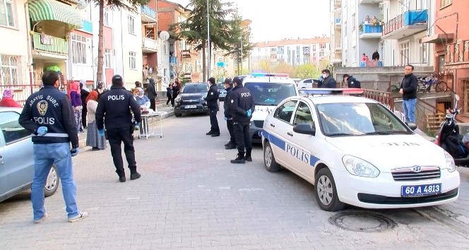 Bütün mahalle önce kavga ihbarı yaptı, sonra alkışladı