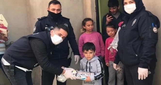 Polislerden 5 yaşındaki Salih’e doğum günü sürprizi