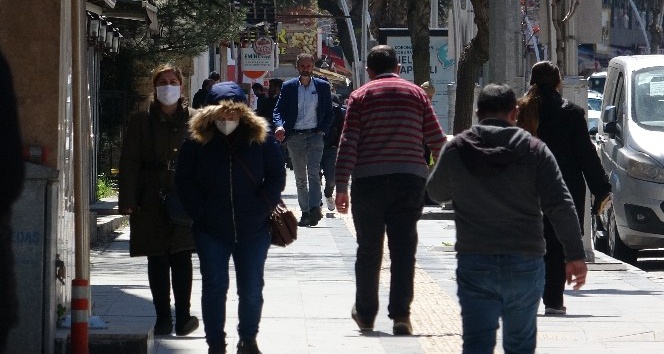 Tokat’ta tedbirler unutuldu, ’Evde kal’ çağrısına uymayanlar caddeleri doldurdu