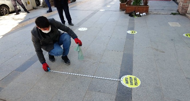 Banka önlerindeki sosyal mesafe ihlaline polis müdahalesi