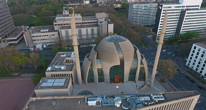 Köln&#039;de açılışını Cumhurbaşkanı Erdoğan&#039;ın yaptığı camide ezan ilk kez hoparlörlerden okundu