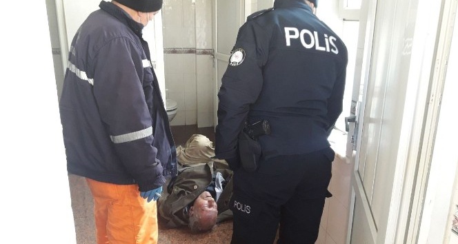76 yaşındaki adam halk tuvaletinde ölü bulundu