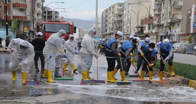 Cizre Belediyesi caddeleri dezenfekte ediyor