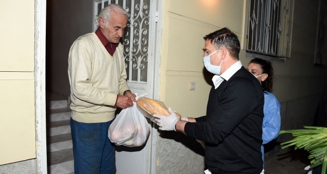 Galatasaray&#039;ın efsanesi Ergün Penbe, Tarsus&#039;ta gıda paketi dağıttı