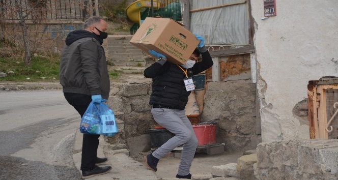 Yozgat’ta kepenk kapatan esnafa gıda yardımı
