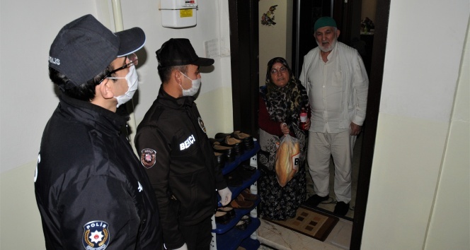 Yardıma gelen polis ve bekçileri kapıda ‘Fetih Suresi&#039; ile karşılıyor