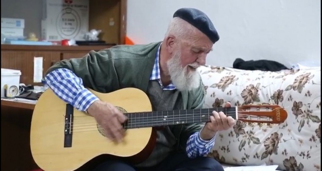 73 yaşındaki gitaristten &quot;Evde kal Türkiye&quot; şarkısı