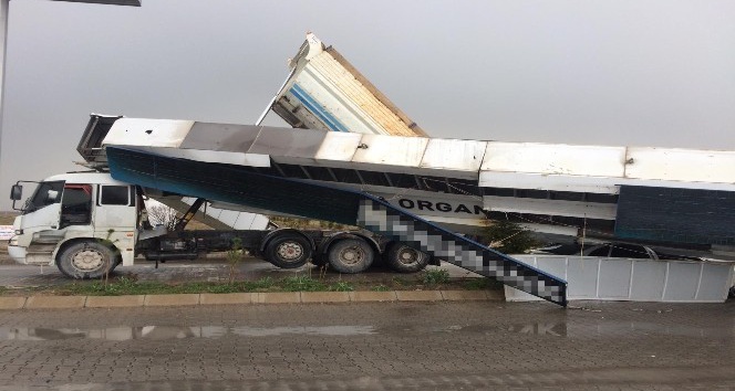 Damperi açık kalan kamyon 2 tonluk tabelayı yıktı