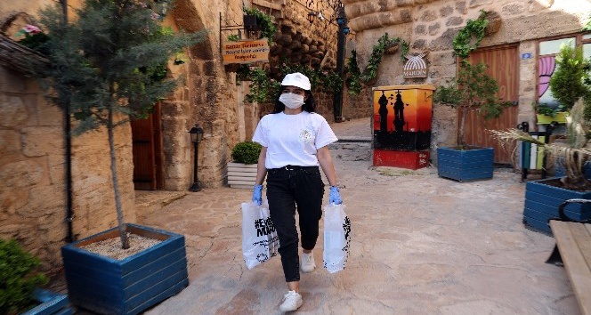 Mardin’de evinde sınavlara hazırlanan öğrencilere ücretsiz kitap desteği