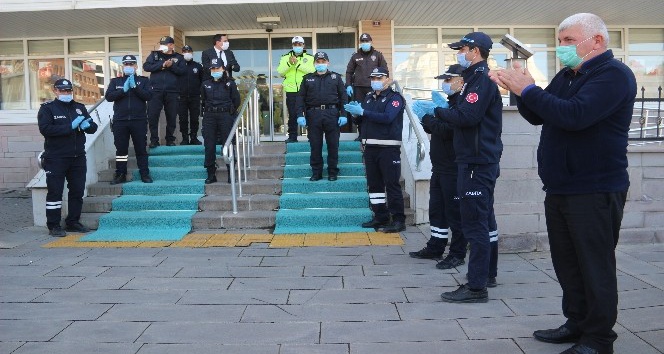 Zabıtalardan polislere marşlı kutlama