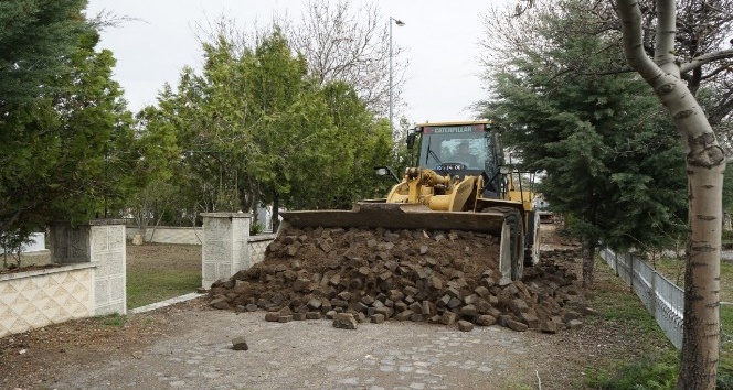 Mezarlıklarda bakım ve yenileme çalışması yapılıyor