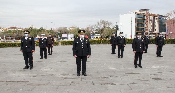 Sosyal mesafe ile Atatürk Anıtı’na çelenk sunumu yapıldı