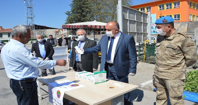Kaymakam Doğan, pazar yerinde maske dağıttı
