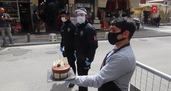 Polislere pastalı teşekkür