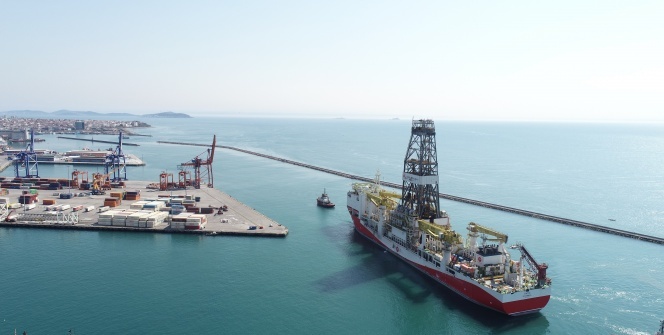 Haydarpaşa Limanı’na yanaşan Fatih sondaj gemisi havadan görüntülendi