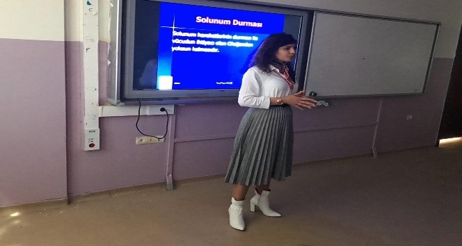 Korona virüs mücadelesine katılmak için öğretmenlikten istifa edip hemşire oldu