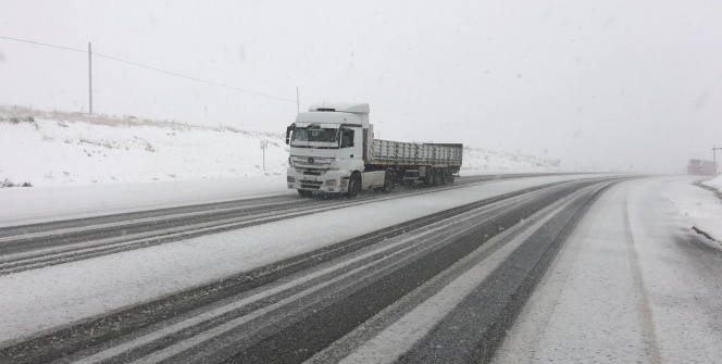 Nisan ayında yağan kar sürücülere zor anlar yaşattı!