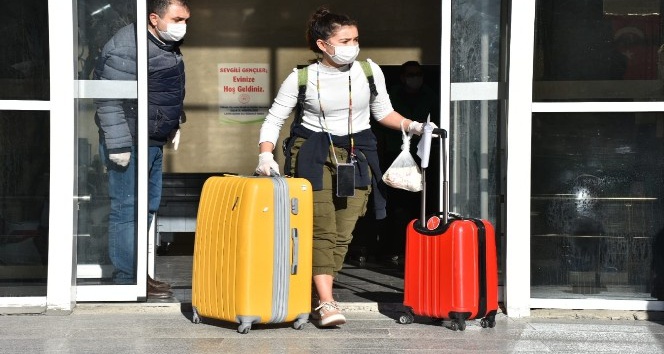 Uşak’ta karantina süreleri biten 121 kişi evlerine uğurlandı