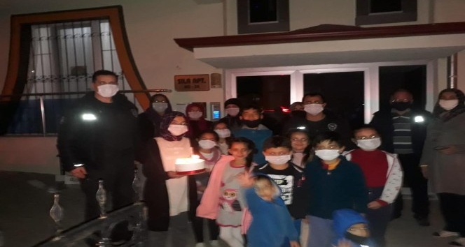 Mahalle sakinlerinden polislere pasta sürprizi