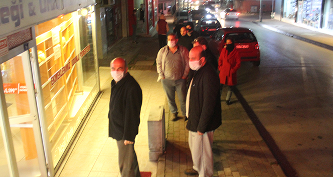 Sokağa çıkma yasağı sonrasında halk fırın ve marketlere akın etti