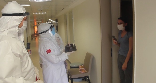 Karantina misafirlerine doğum günü sürprizi