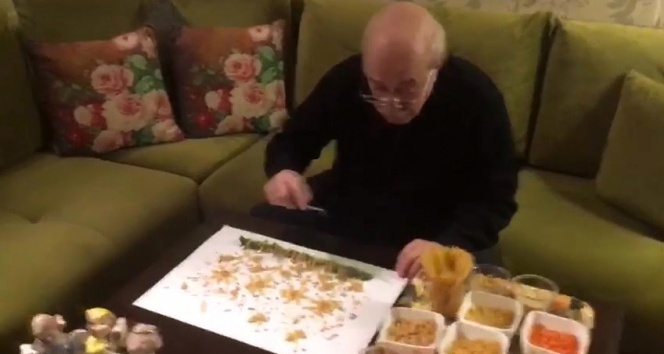 Sokağa çıkma yasağından dolayı evde kalan Kurtlar Vadisi’nin Ömer Babası, makarnadan resim yapıyor