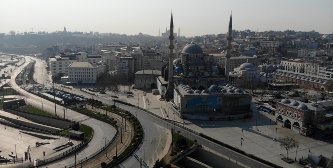 Boş kalan Eminönü Meydanı havadan görüntülendi
