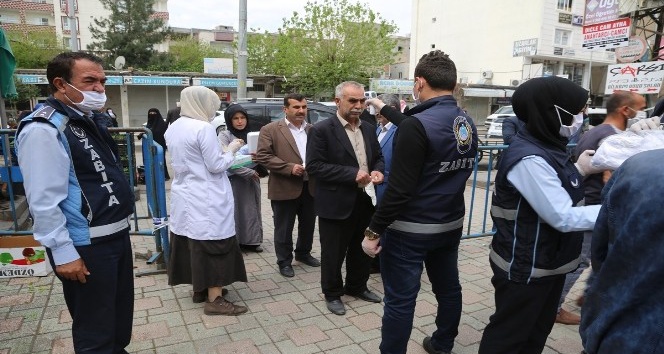 Cizre’de ateş ölçerli ve maskeli pazar denetimi