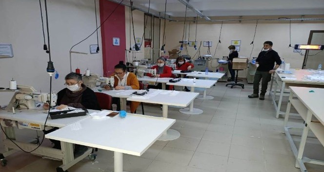 Uşak Üniversitesi 7 bin 500 adet maske, 350 adet siper üretti