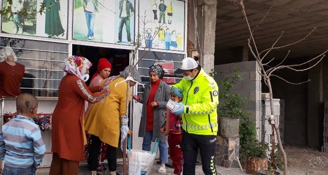 Vatandaşlara ücretsiz maske dağıtıldı