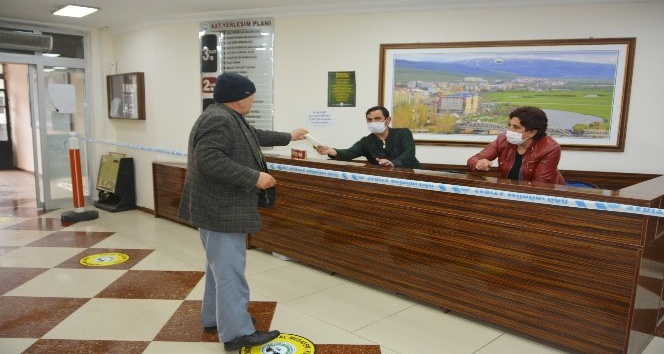 Ardahan Belediyesinde ücretsiz maske dağıtımı başladı