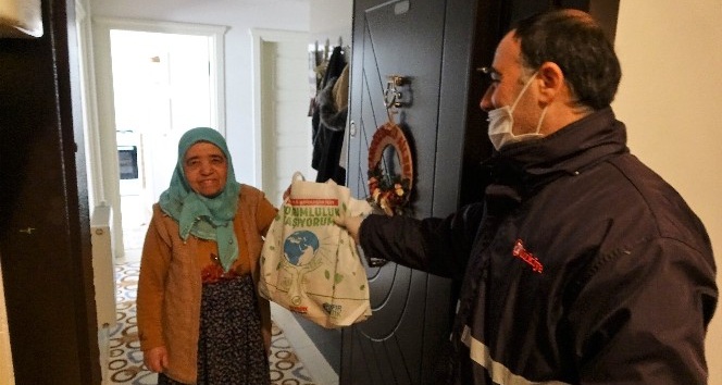 Türkiye Gazetesi dağıtıcıları yaşlılar için seferber oldu