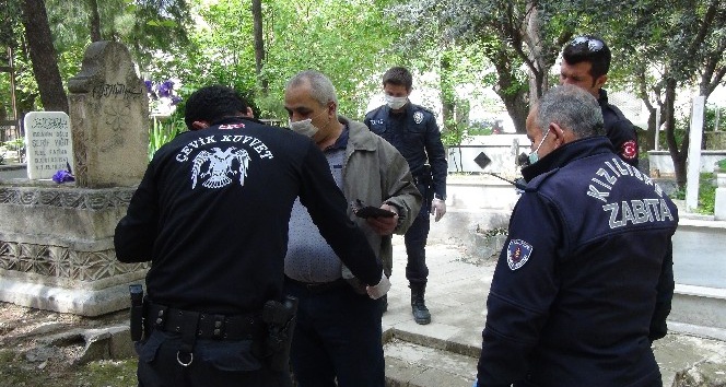 Yasağa rağmen sokağa çıktı, mezarlığa dua etmeye geldiğini söyledi