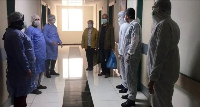 Mardin’de korona virüsü yenen çift, aynı gün taburcu oldu