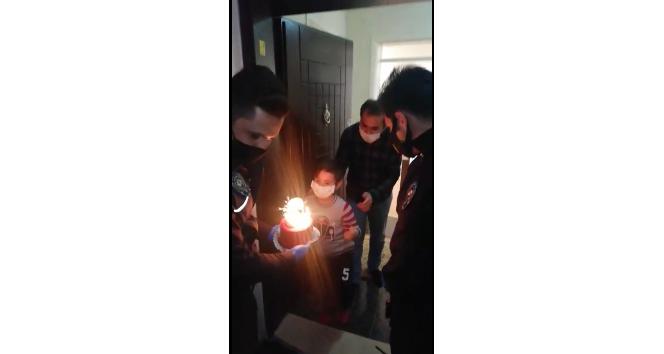 İzmir’de polis, küçük çocuğa doğum günü sürprizi yaptı