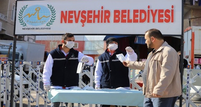 Pazaryerinde vatandaşlara ve esnaflara maske dağıtıldı