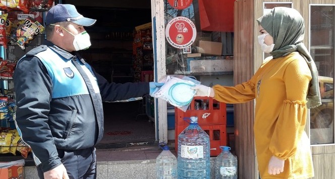 Delice Belediyesi, yüz koruyucu siperlik ve maske dağıttı