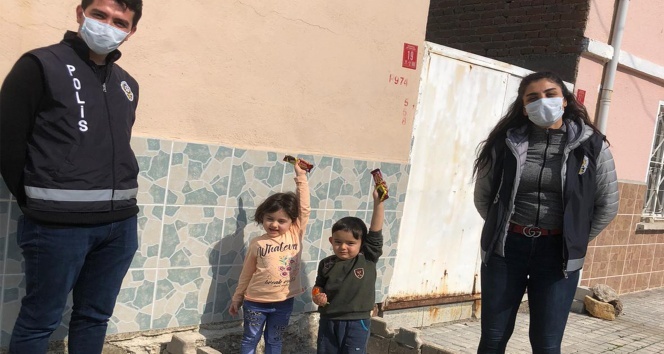 Sokakta oynarken polisleri görünce korkan çocuk, yaptığı eve böyle saklandı