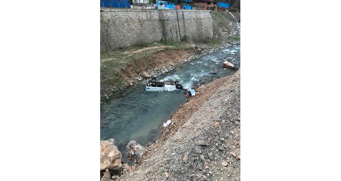 Giresun’da kamyonet dereye yuvarlandı: 1 ölü