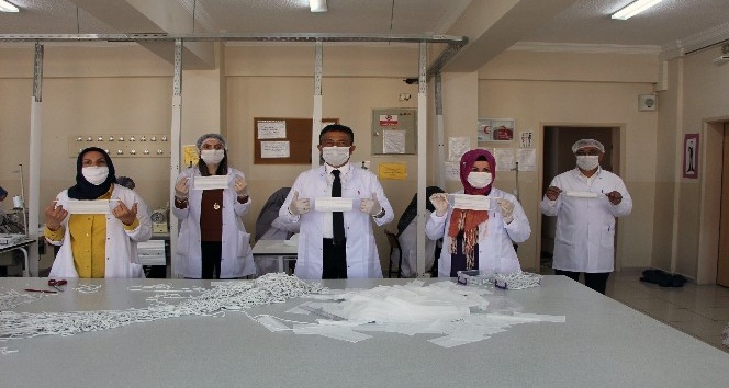 Bingöl’de seri üretime geçen bir meslek lisesinde günlük 3 bin maske üretiliyor
