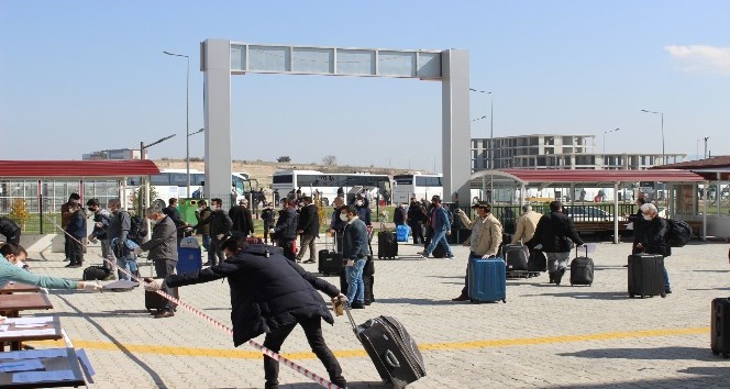 Burdur’da karantina süresi dolan 145 kişi yöresel oyun havaları eşliğinde uğurlandı