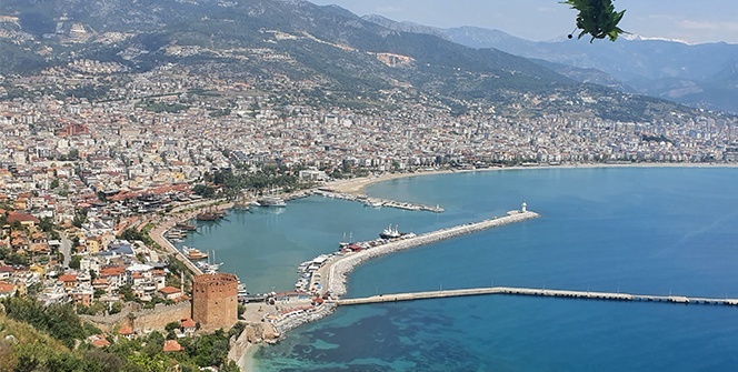 Alanya tarihi sessizliğe büründü, dünyaca ünlü sahilleri boş kaldı