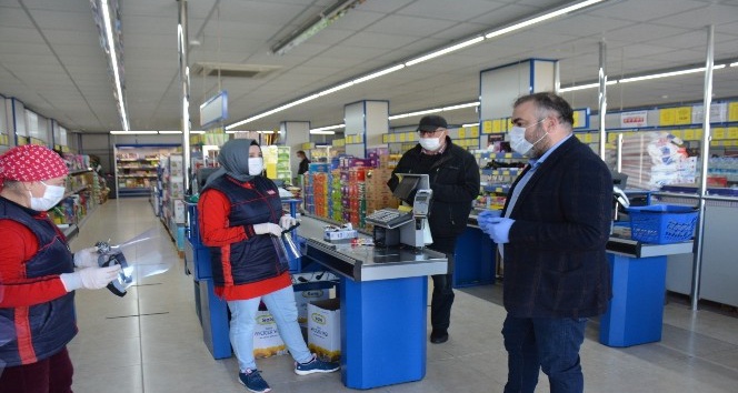 Görele Belediyesi Gençlik Merkezi tarafından üretilen bin adet maskeyi ilçe esnafına dağıttı