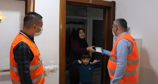 Belediye ekipleri kapı kapı gezip binlerce maske dağıttı