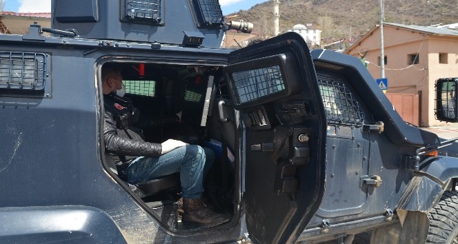 Polis zırhlı araçlarından vatandaşlara ’evde kalın’ uyarısı