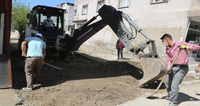Cizre’de kilitli parke taşı döşeme çalışması devam ediyor