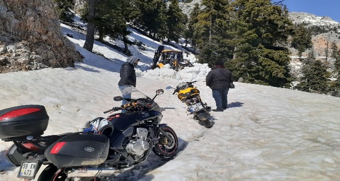 Motosikletleriyle karda mahsur kalan vatandaşlar kurtarıldı