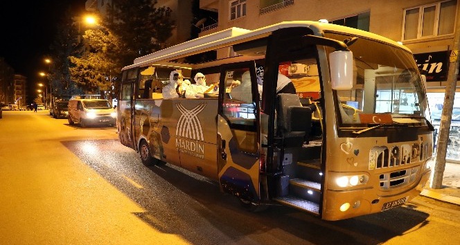 Mardin’de evde kalan vatandaşlara üstü açık tur arabasıyla 4 dilde konser
